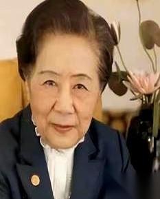 看到这段，我真的一下子就破防了。
1973年，一位誉满全球的女科学家回国，见到周