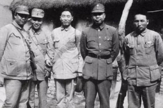 1948年，刚对陈愉做完畜生之事的崔博文蹲下来，恶狠狠地掐着她的脖子：敢说出去半