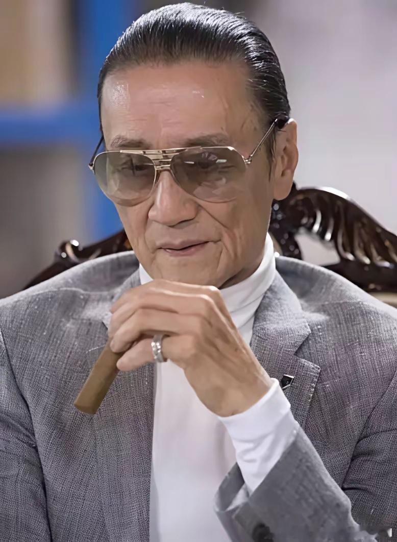 谢贤去世，让王菲面临一个难题。谢贤的葬礼，王菲会不会参加？要不要参加？以什么身份