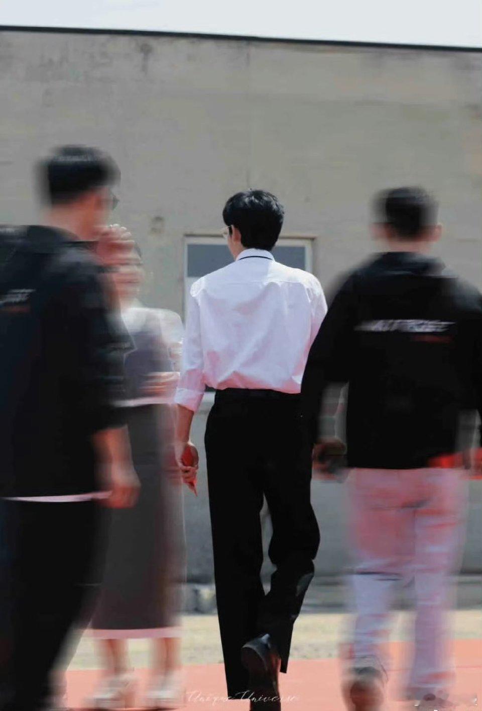 胡先煦好帅的一条《即刻上场》这预告是懂怎么拿捏观众的！从校园男神到职场精英，胡先