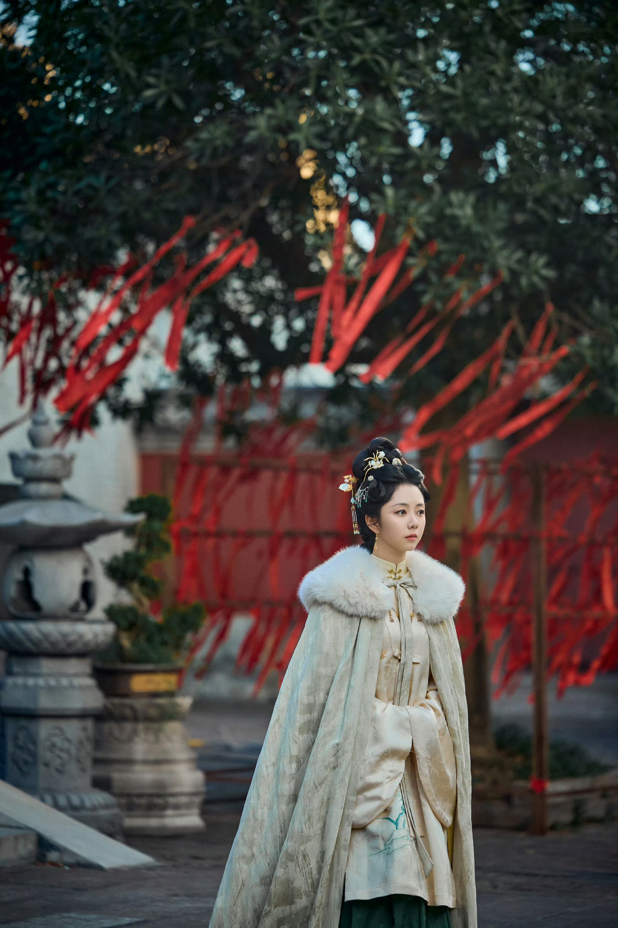 谭松韵[超话]  tsy谭松韵兰香如故 tsy 谭松韵许兰香上帝的珠宝掉落一地，