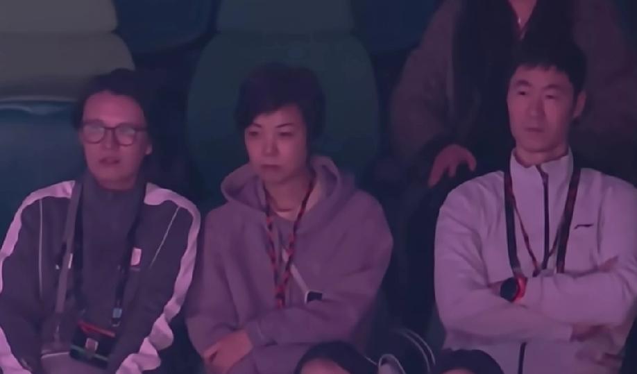 王励勤和张怡宁一起来到香港总决赛现场观看朱雨玲与陈熠的比赛！

这次王主席跟随大