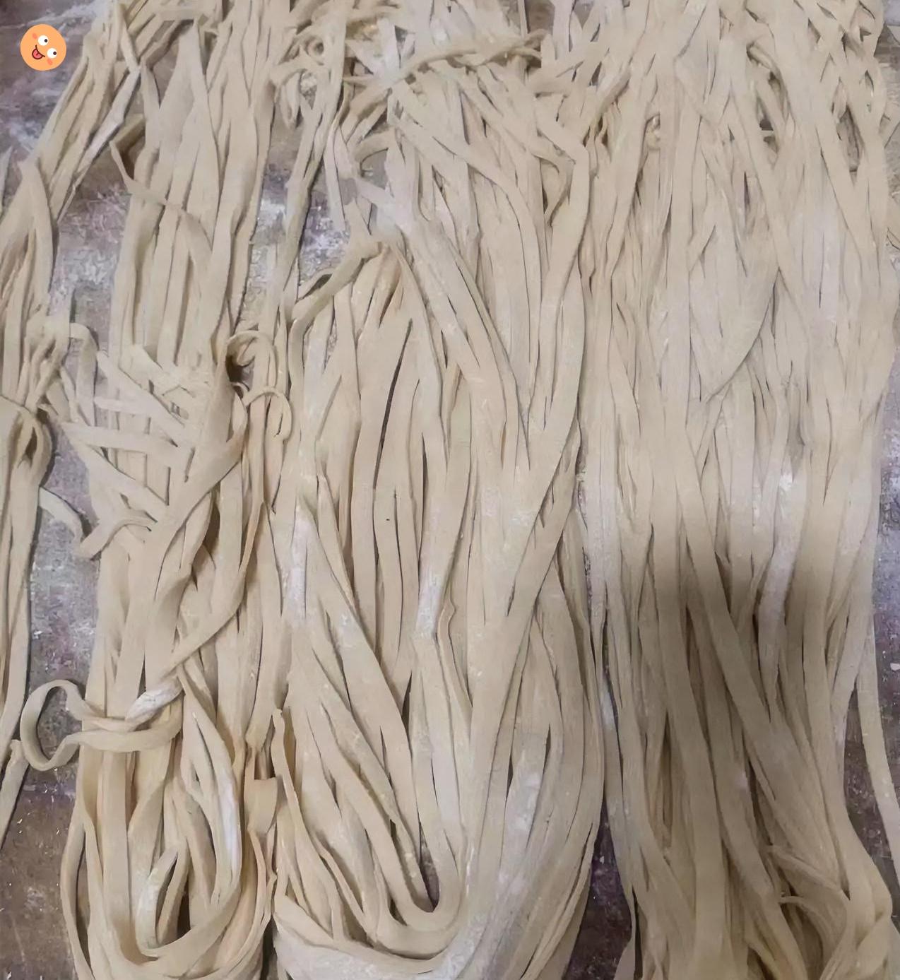 手擀面才是中国人的灵魂主食！
 
咱就说，机器面再方便，也永远比不过家里这盆手擀