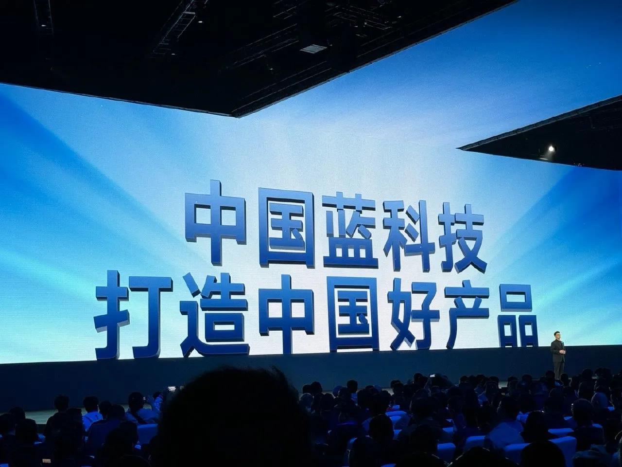 发布会上的小插曲掩盖不了vivo X Fold3的优秀，标准版:6999起步，1
