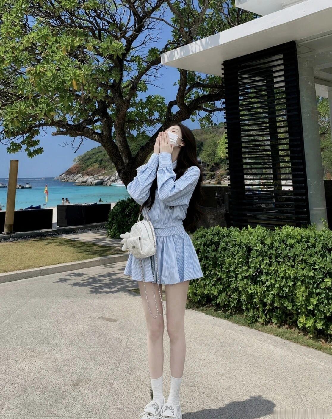 海边度假风，蓝白条纹裙，清新自然美！🌊👗💃