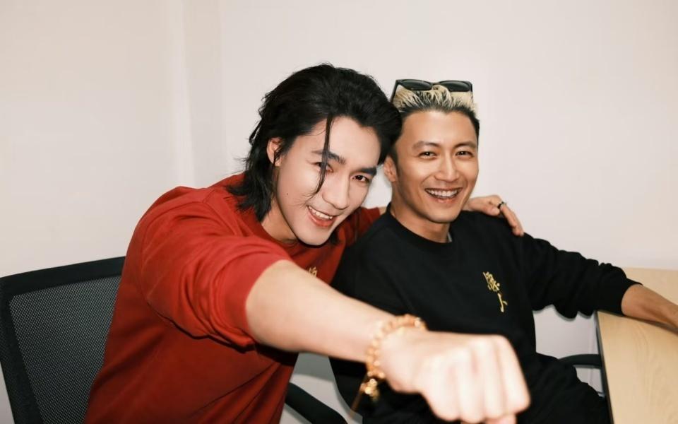  此沙戴的帽子是谢霆锋演唱会周边  此沙这种人，你说他硬汉吧，他在台下乖乖买周边