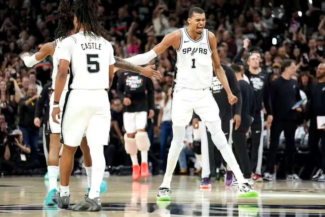 马刺全员可以出战西决G6迎战雷霆明日NBA西部决赛G6，马刺将在主场迎战雷霆。据