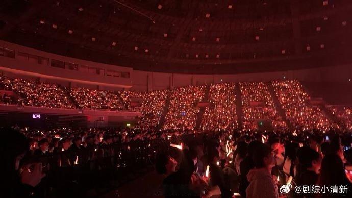 黄霄雲红成这样 音乐市场终究会奖励那些耐得住寂寞、守得住初心的歌者。黄霄雲从技惊