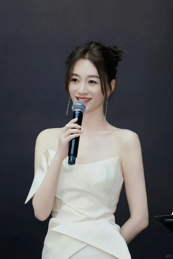 芒果和平鸽李小冉妥妥节目里的欢乐活宝担当，期待李小冉这只芒果和平鸽三公舞台！乘风