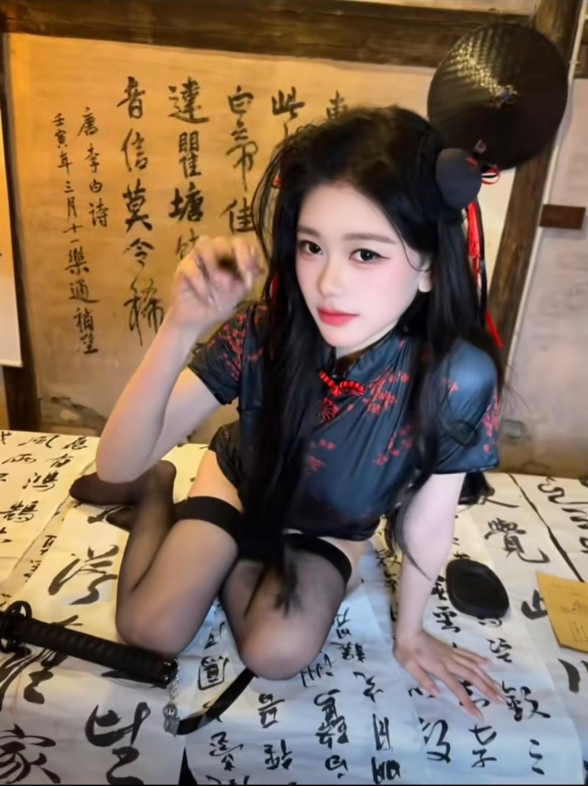 现在的人为了流量真是八仙过海，各显神通啊，各有各的绝招，第一次见这样练书法的[允