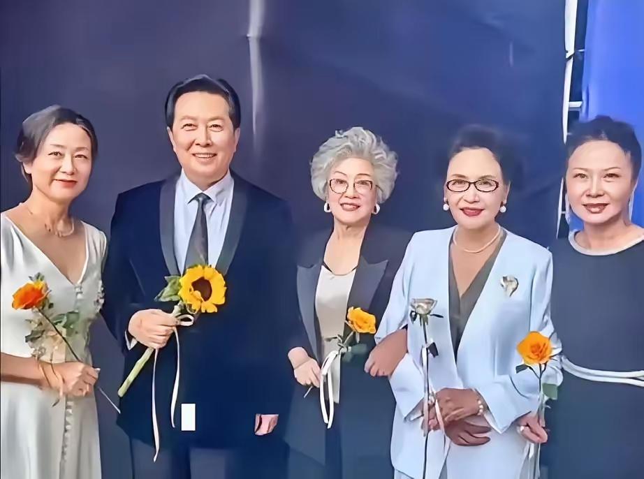 5位老艺术家同框：我只认出了身材伟岸的唐国强，银发飞扬的宋春丽与珠围翠绕的宋晓英