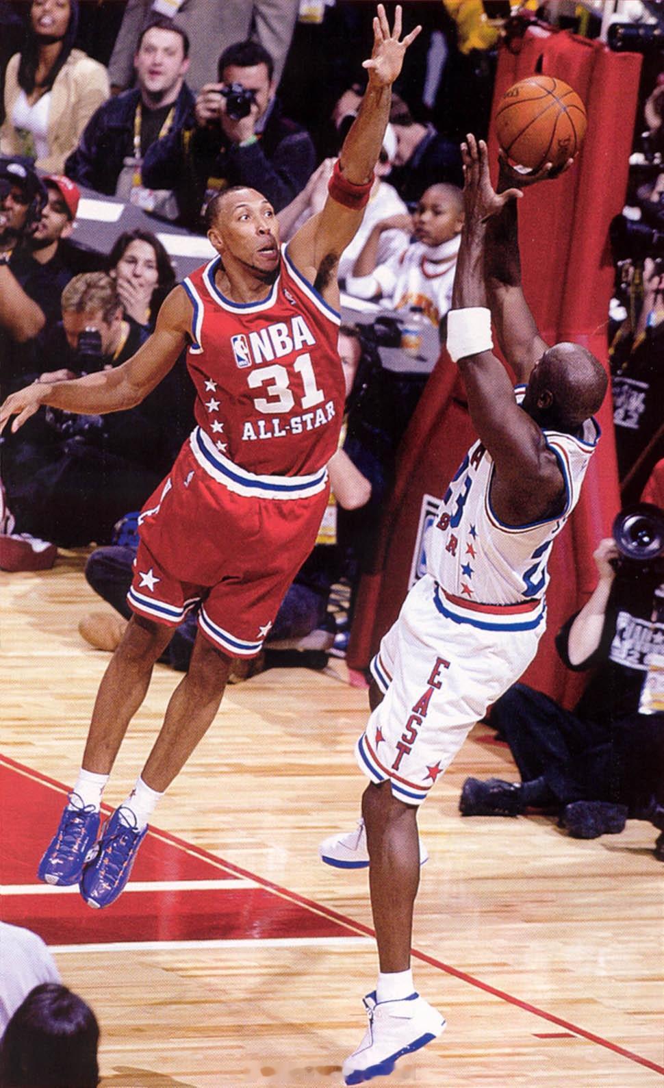 迈克尔·乔丹在2003年全明星赛中迎着肖恩·马里昂投篮 