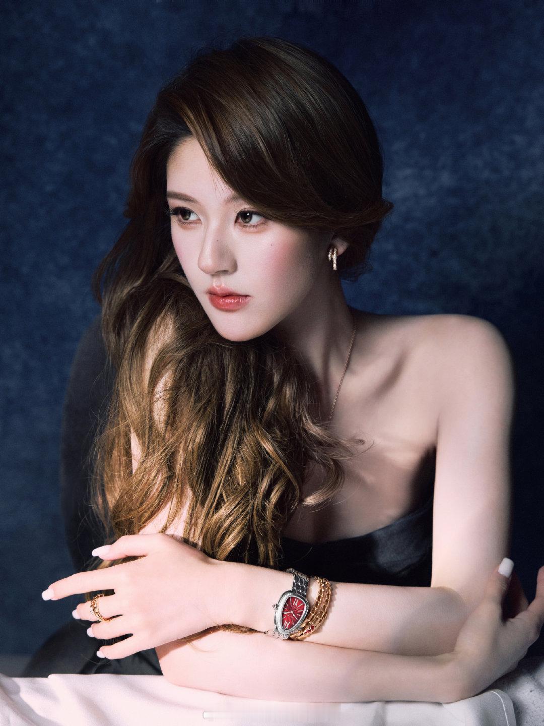 宝格丽官方更新刘亦菲、赵露思新年大片，宝格丽女王指的是谁？ 