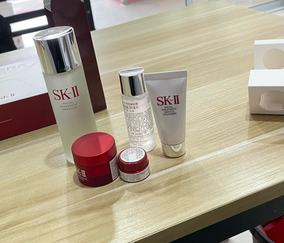 被同事追着问护肤秘诀，我直接甩出sk2神仙水！控油、收缩毛孔效果肉眼可见，现在她