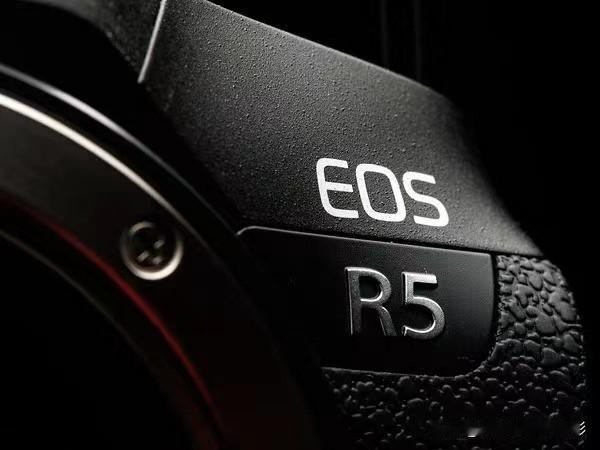 佳能R5 II快来了
佳能将发布EOS R5 II，除此以外可能还有另一款更高分