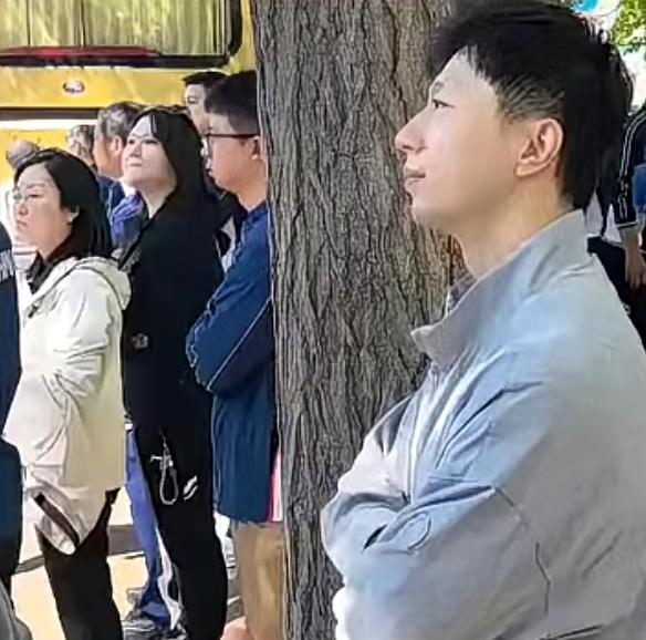 好暖心!
马龙
目送国乒登机
像极了
送孩子去高考的家长!
他没穿队服，
一身浅