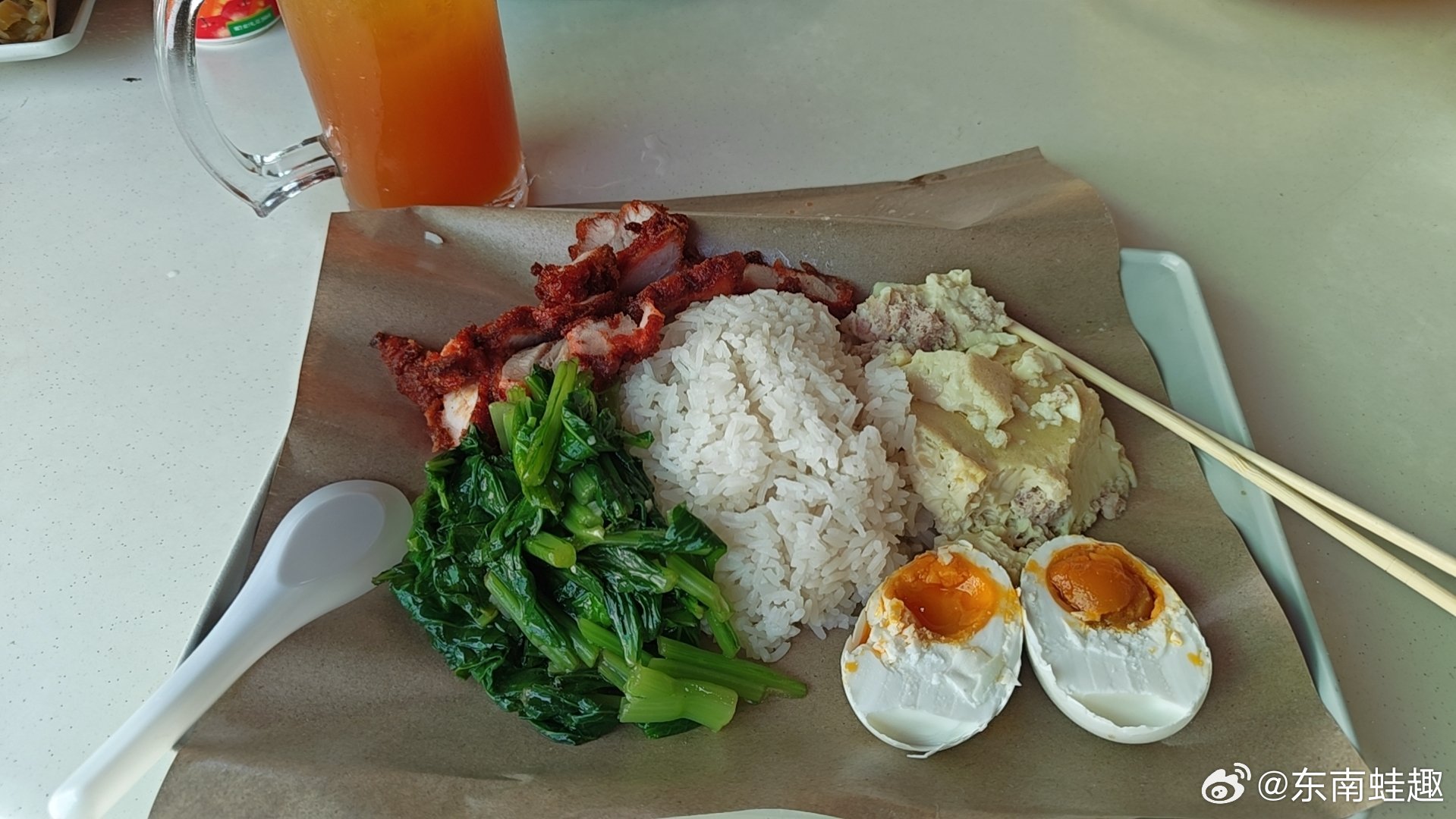 新加坡 在食阁吃饭遇到一个要钱的老婆婆，本来想给她点，同事告诉我这老婆婆天天来要