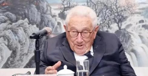 基辛格曾经预言称：俄乌最先耗干的不是俄乌美，而是一个意想不到的国家。
 
202