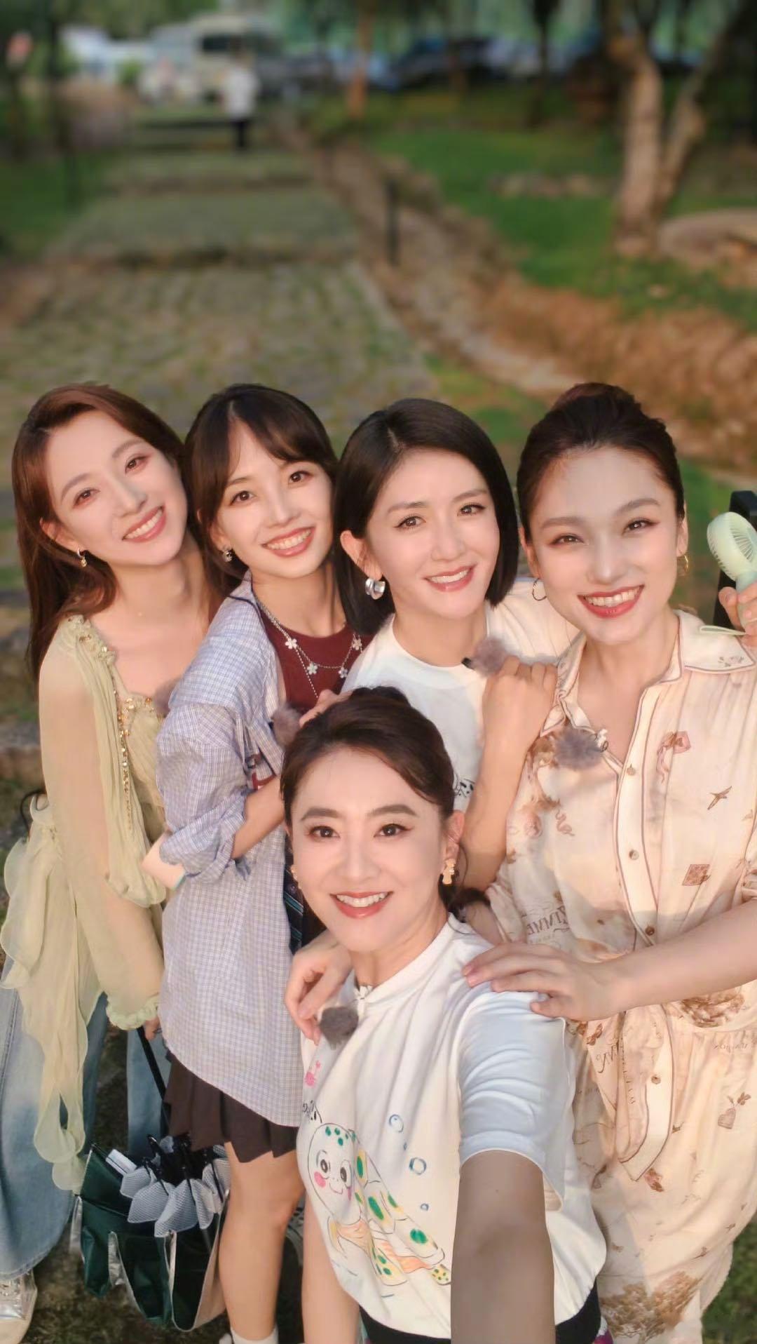 谢娜[超话]谢娜晒女主持们的快乐夏天谢娜美女主持们的快乐夏天谢娜晒女主持们的快乐