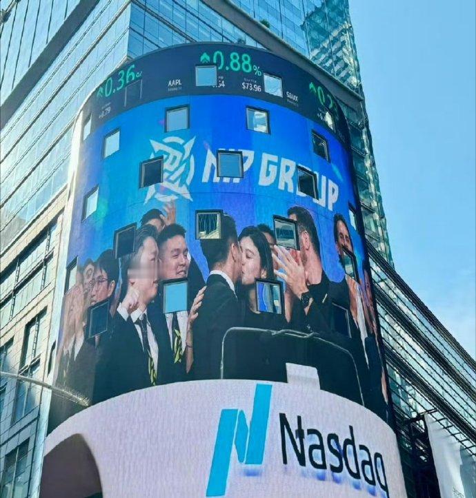 #何猷君奚梦瑶拥吻照# 何猷君电竞公司在纳斯达克敲钟上市，回头亲奚梦瑶的时候真的