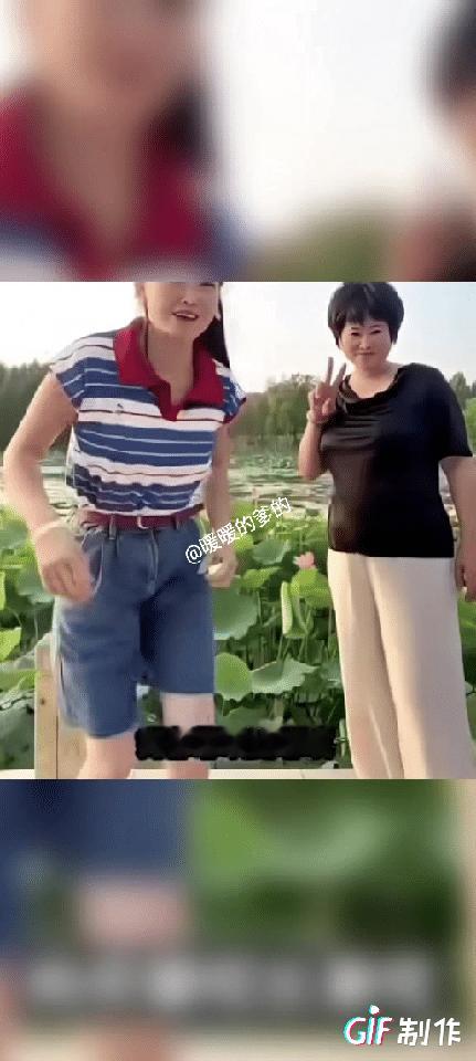 一女子拍照
不小心掉进荷花池
妈妈却浑然不知