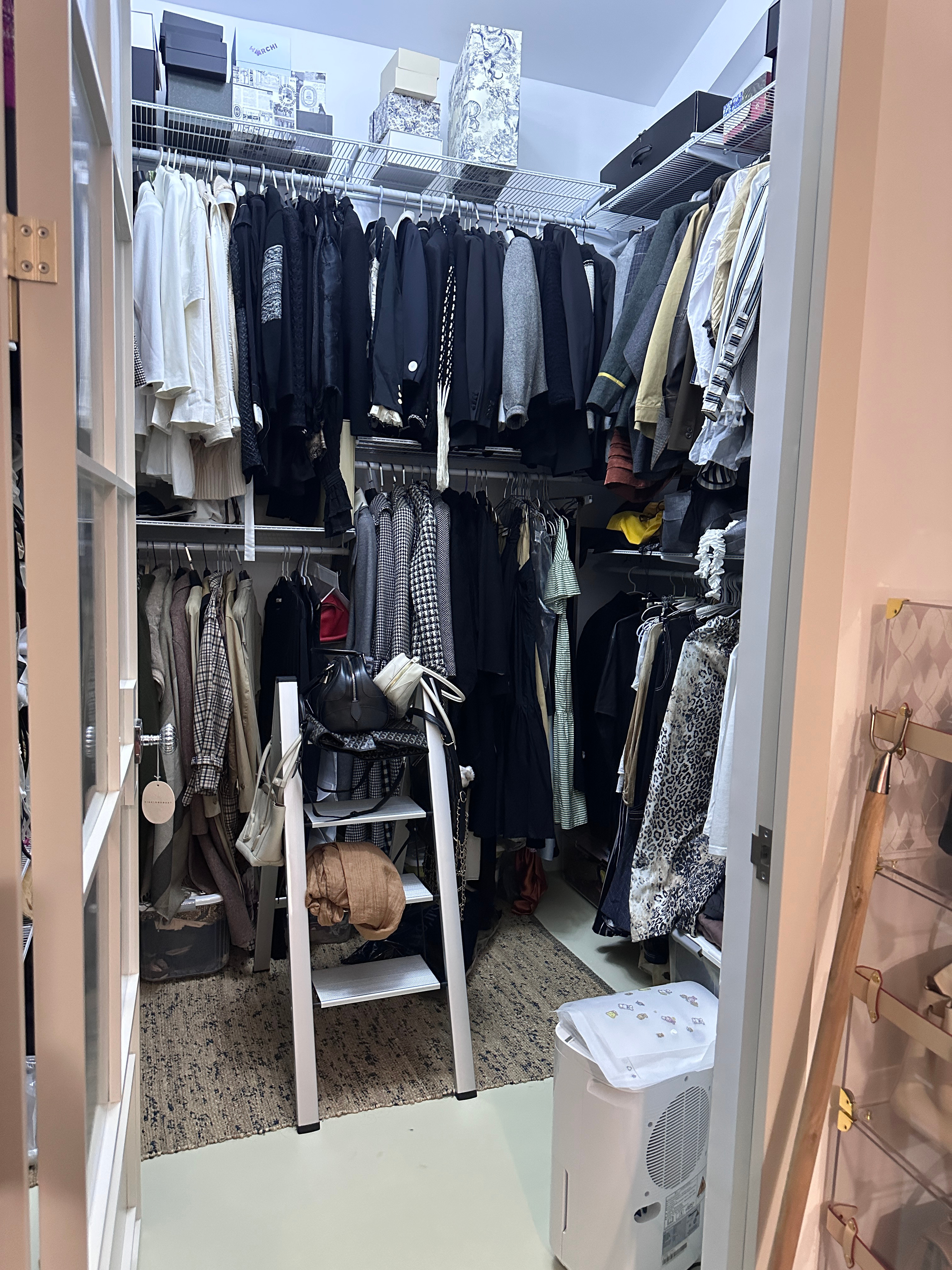整理衣帽间 以前要是没头脑一热买那么多东西 现在至少也退休享清福了 ​​​