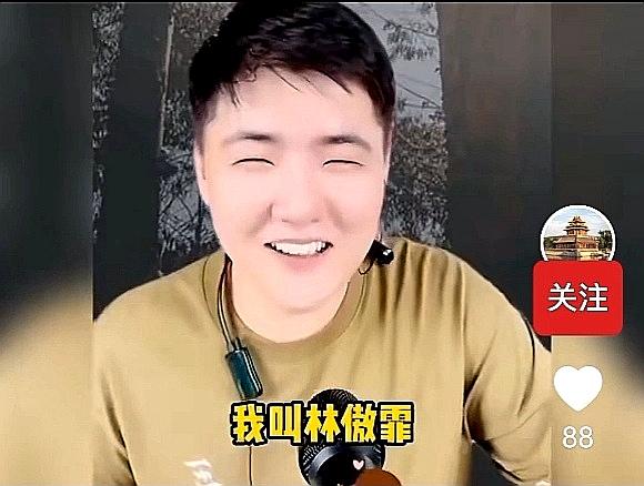 闫学晶儿子林傲霏开始替母“洗白”了，感觉这孩子比他娘懂事。
他在视频中主要说了这