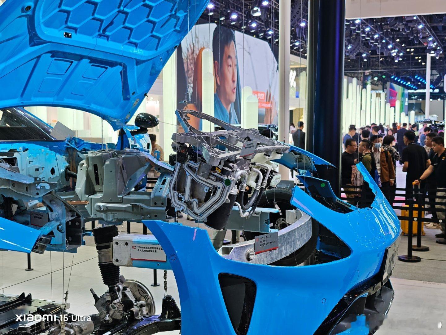 北京车展看新SU7真材实料小米汽车还是太真诚了，把一辆真车给拆了，各种零部件挂上