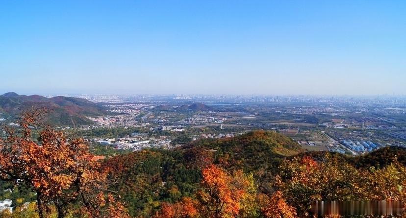 【香山】香山位于北京海淀西郊，距市区25公里，全园面积160公顷，最高峰海拔55