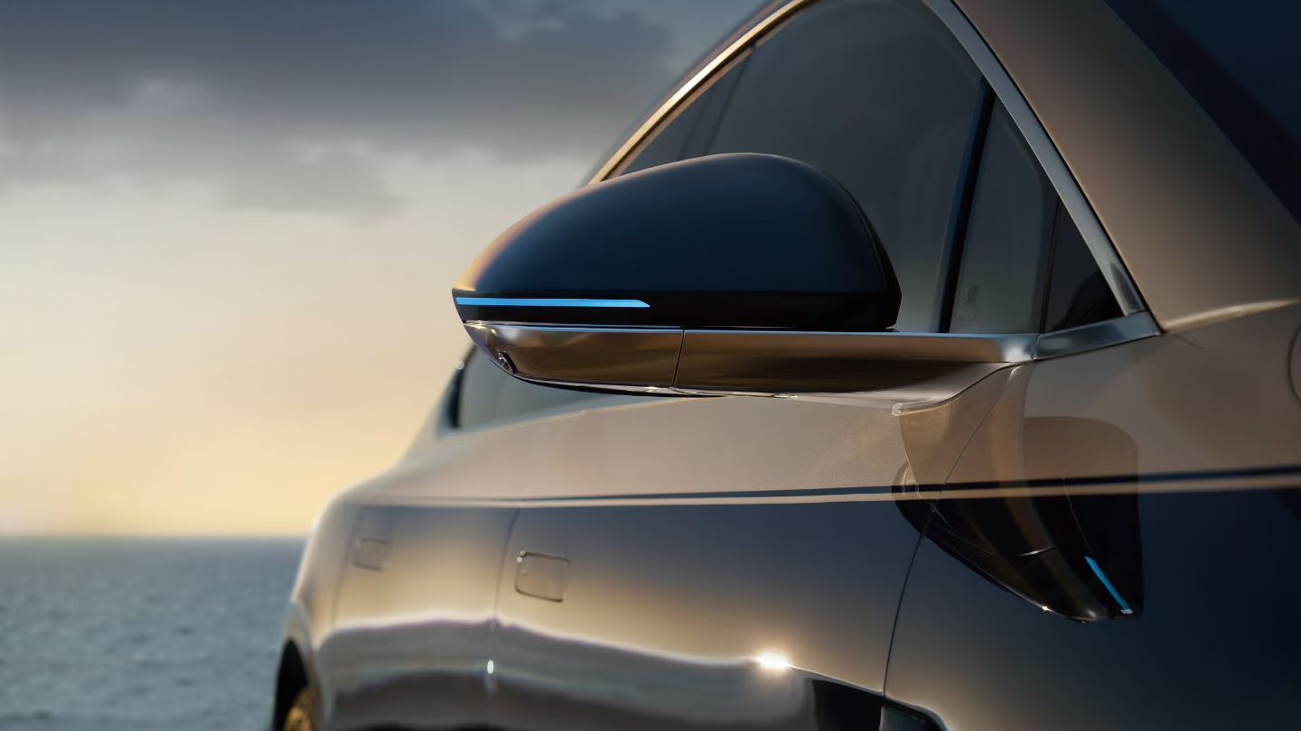 蔚来et9 上新了，『浮光跃金』：上曙光金、下子夜蓝的配色，HORIZON设计让