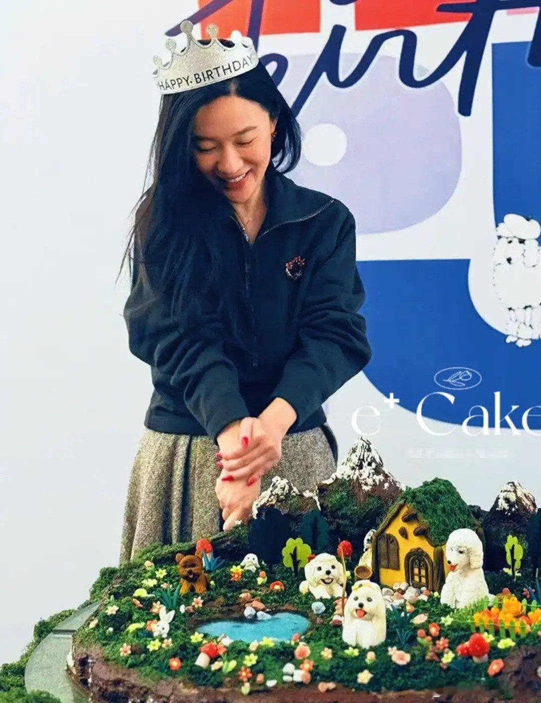 霍思燕庆45岁生日，杜江抱爱犬陪伴在旁，看老婆眼神格外宠溺 ​​​