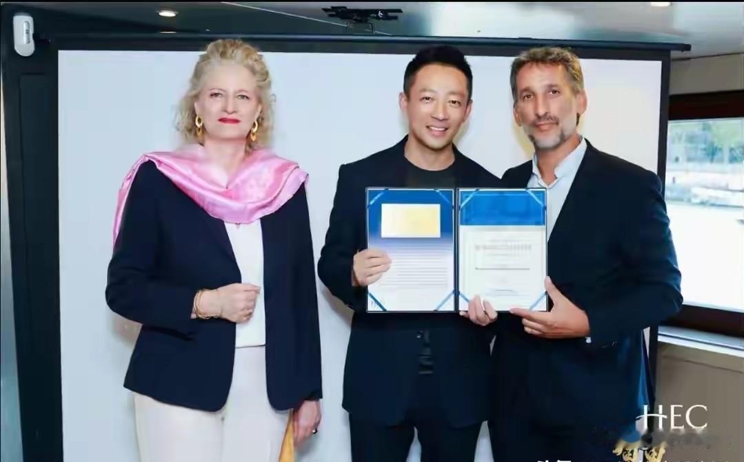 一直相信汪公子很实诚
直到看到他进修的照片流出

汪公子带着媳妇去法国进修
从开