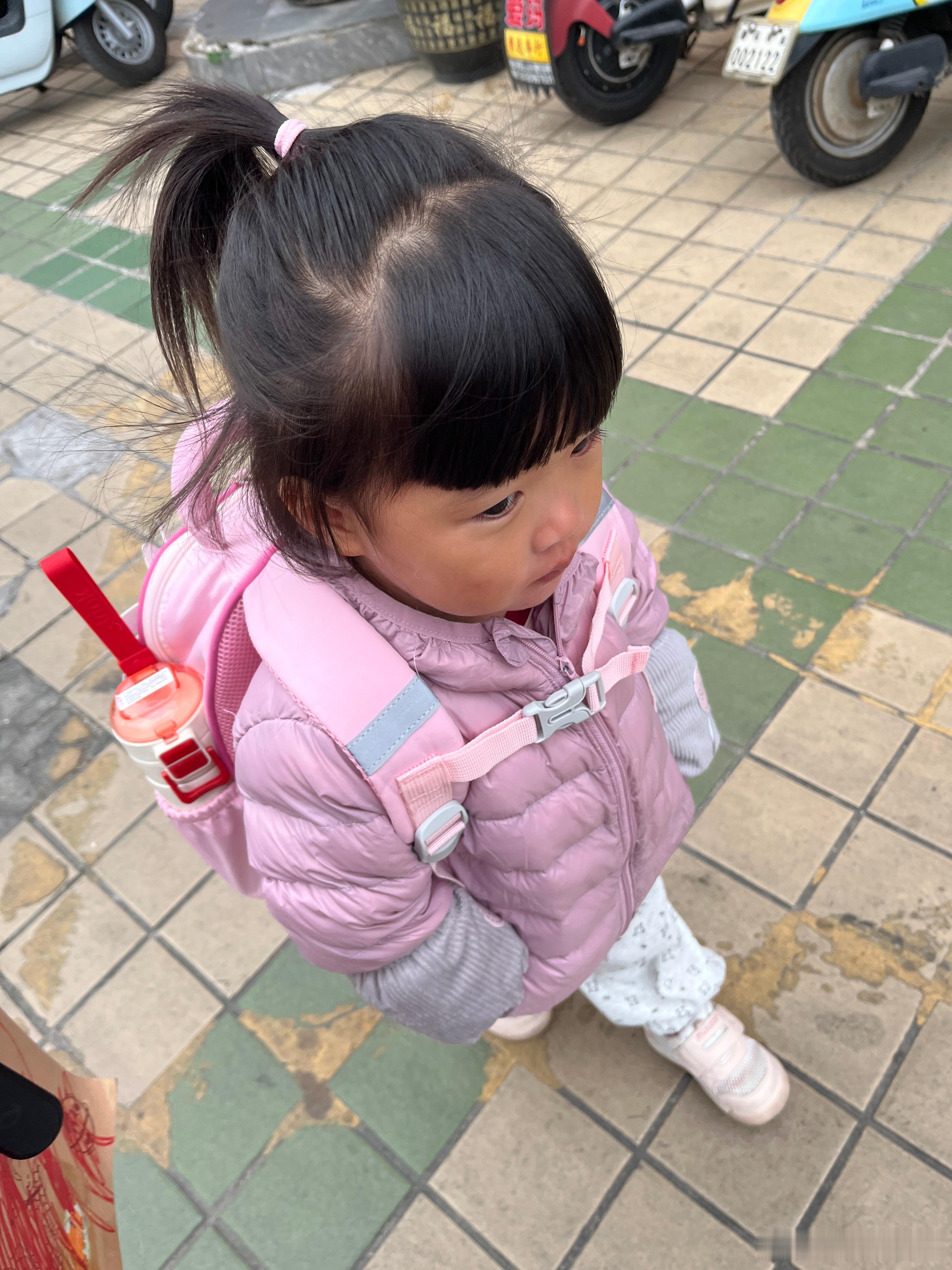 今天也是好冷，但是没有大风了。看到她喜欢的老师在迎接，好开心。太冷，小孩也不愿意