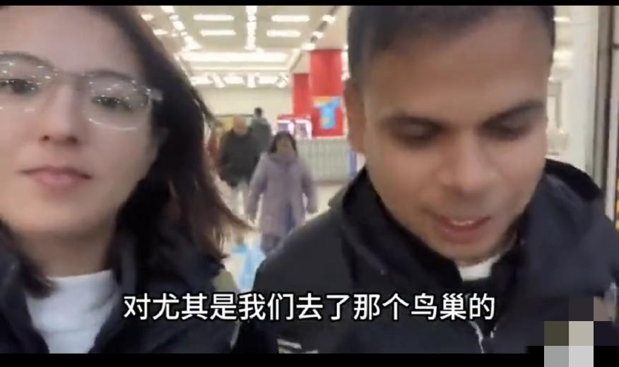 一女孩领着印度公婆在北京逛街，公婆连连夸中国的高楼大厦真漂亮，北京的夜景也特别美