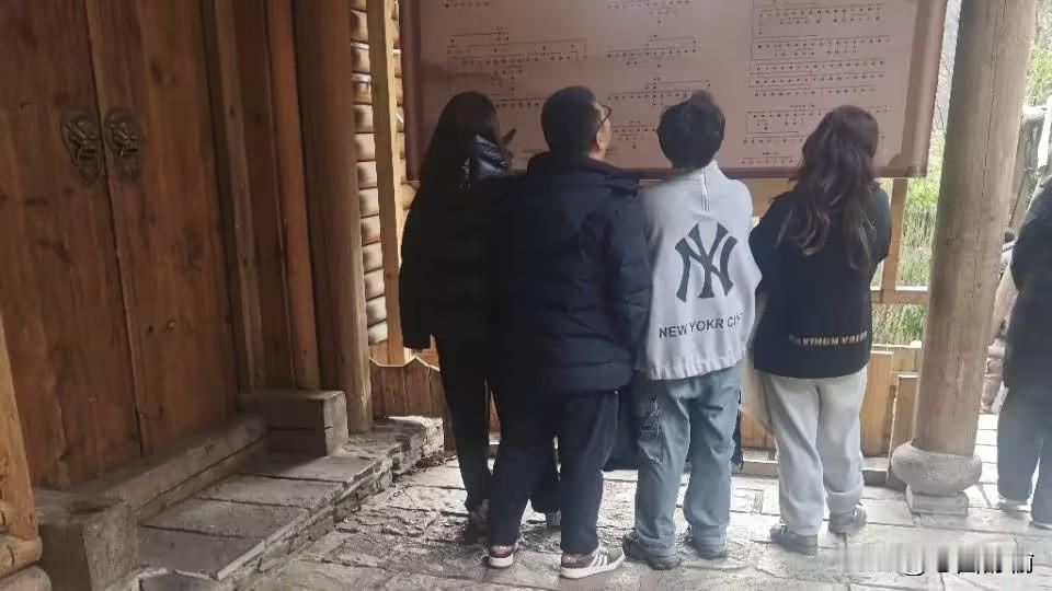 神农架的呼吸藏在黄岩河的水珠与石槽河的波纹中，当我们踩着山民的旧痕行走，才懂得最