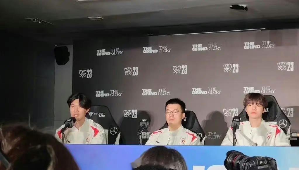 #theshy回应是否退役# TheShy 赛后采访，如果Shy哥退役的话，估计