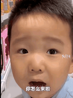 笑不活了，幼儿园小男孩，刚放学就在超市看到自己的幼儿园老师，前一秒还十分淡定，后
