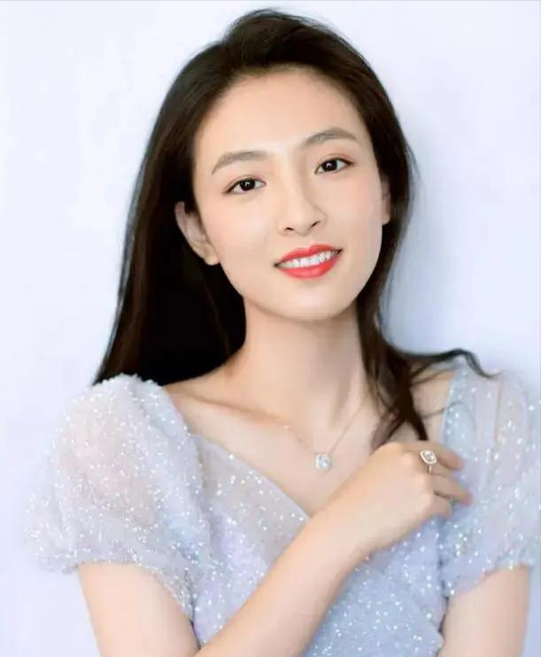 主持人好奇地问吴倩:“你和张雨剑结婚三年的时间都不到，为什么就离婚了？”吴倩云淡