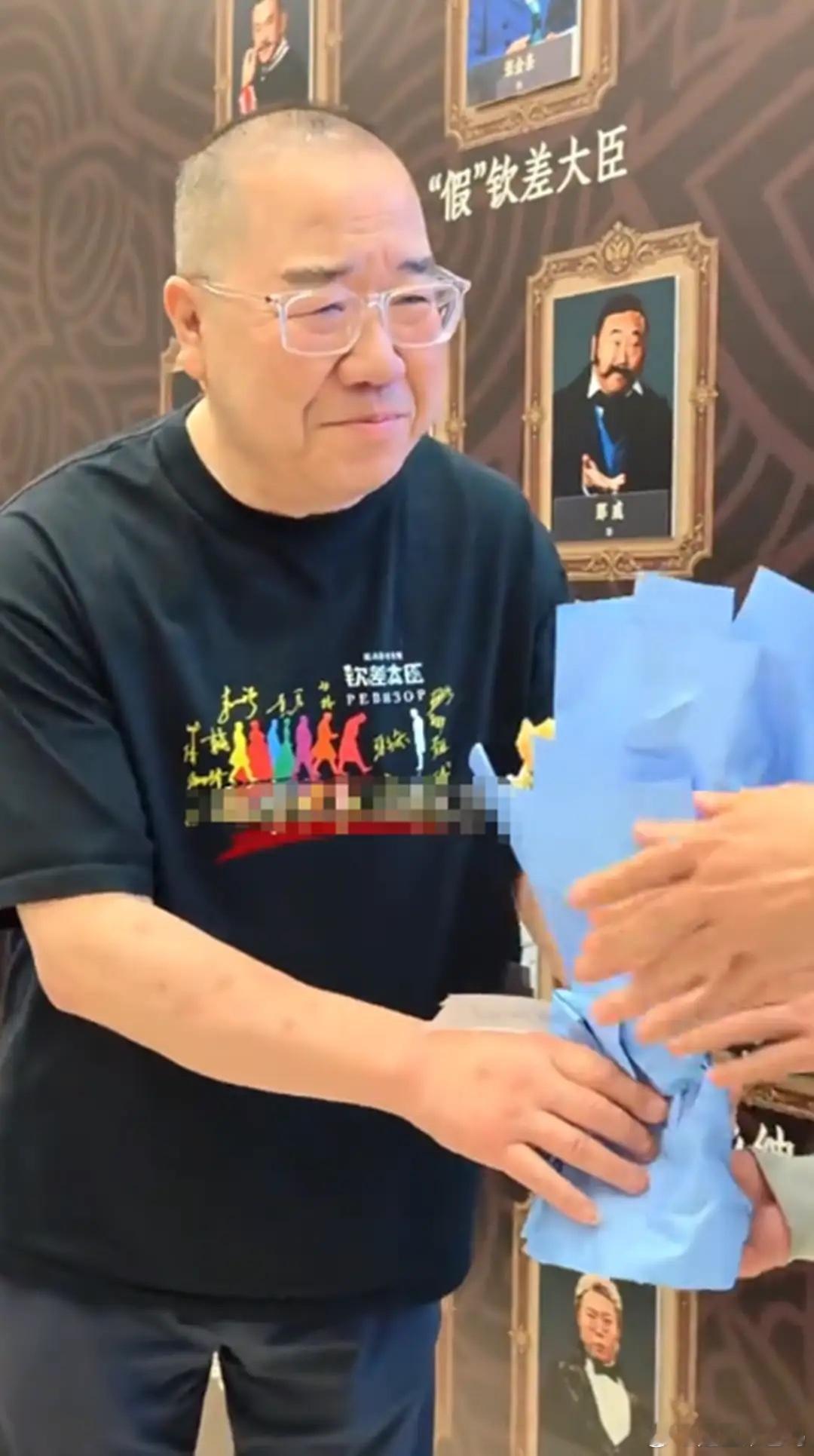 英达父子看话剧，英如镝和同父异母哥哥巴图从长相到气质差距好大！ 