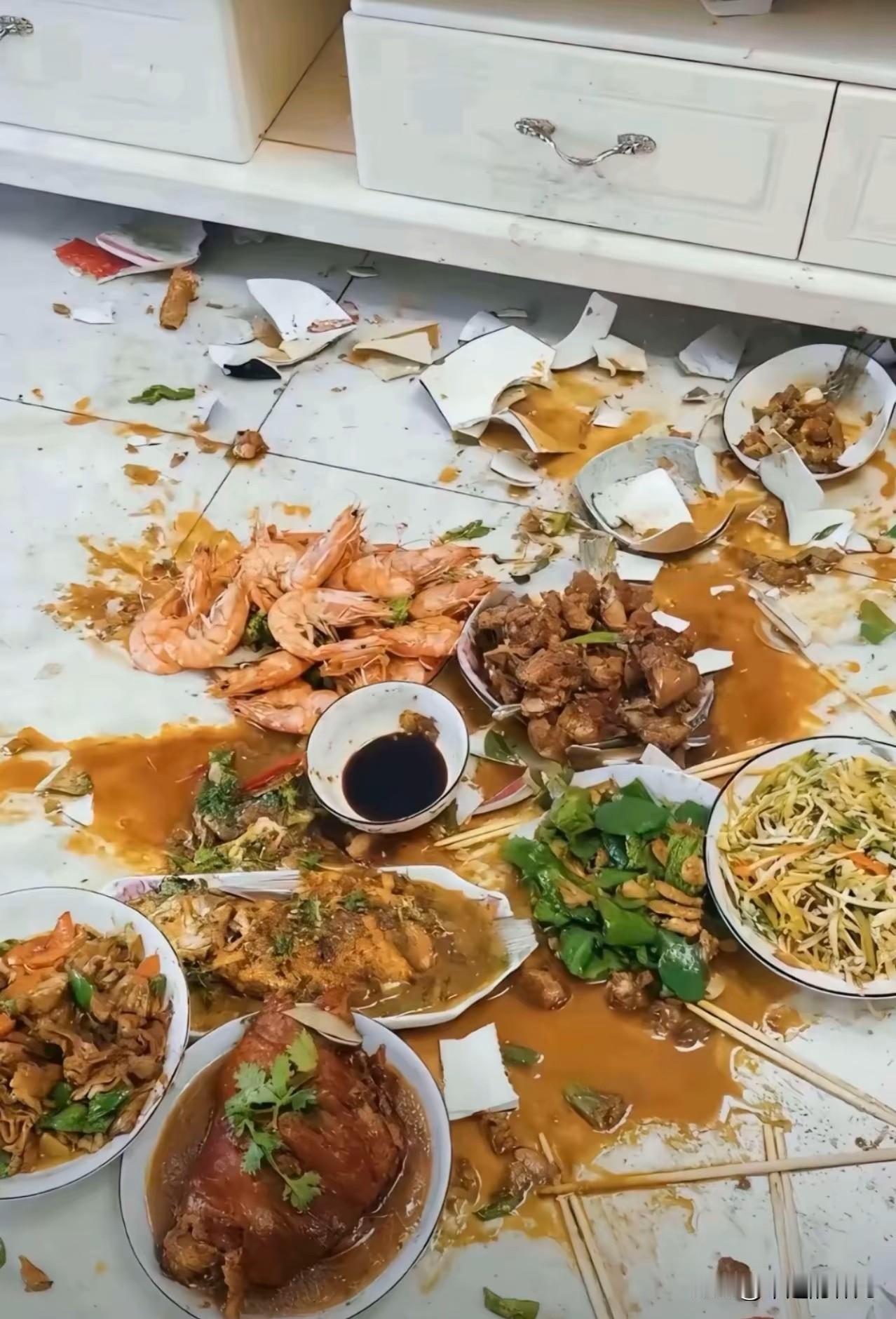 小时候我家过年就爱吵架，
爸妈每年过年吵，
因为个啥都能吵得死去活来，
贴春联，