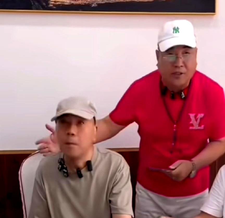 曾经火遍大街小巷的天津卫“大哥”，现在出门被人喊一声“名家”，居然心虚得连头都不