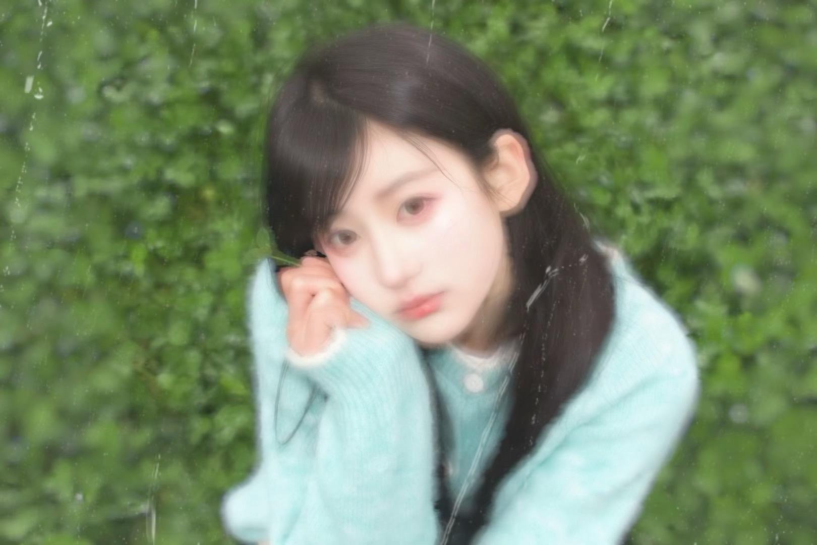 你淡漠的瞳孔裡藏著一埸有時差的雨