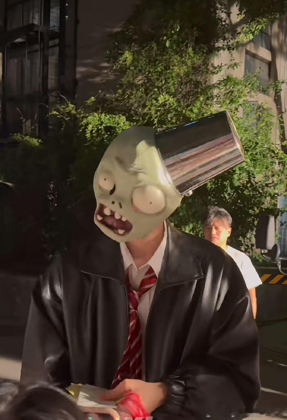 半夜两点还cos铁桶僵尸给粉丝发万圣节糖果的林一 ​ 粉丝们也太幸福了 ​​​