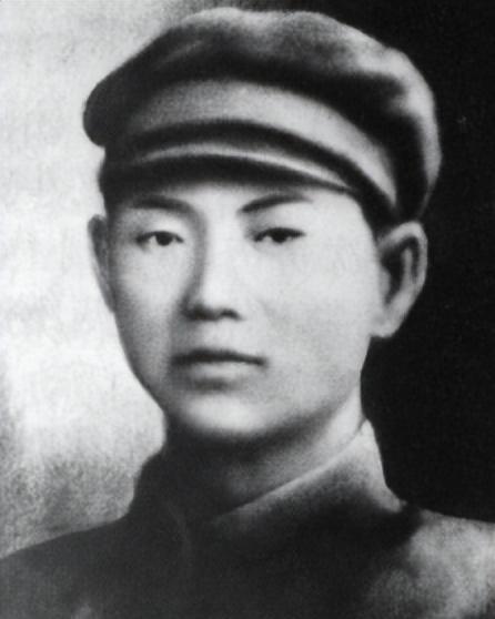 1942年的一天，东北抗日联军第三路军正在庆城青峰岭休整，士兵们欢声笑语地生火做
