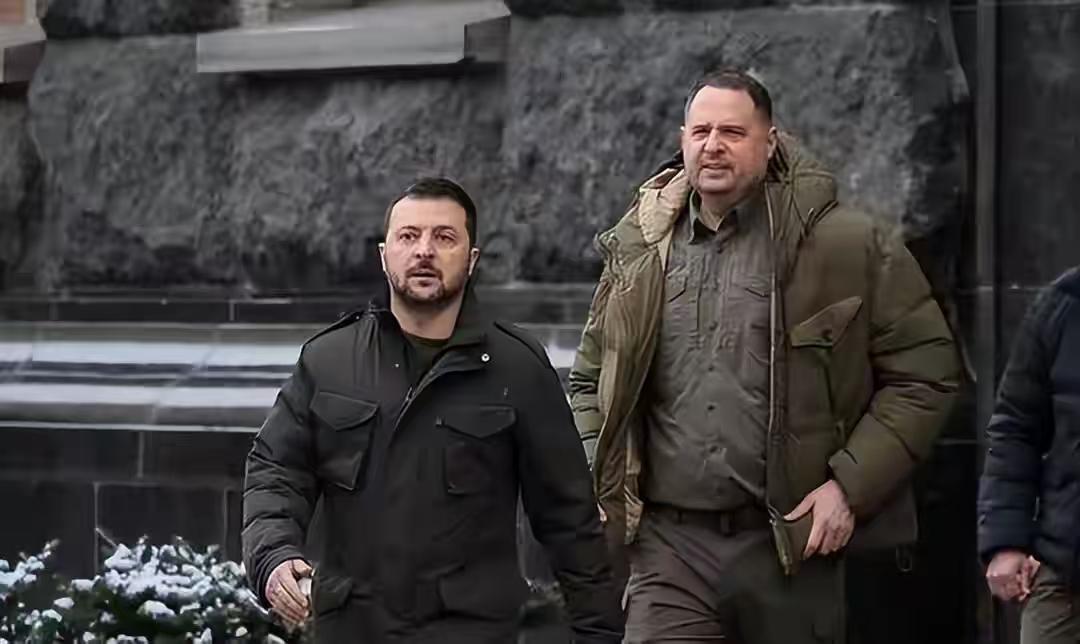 冻僵的电线杆，逃兵比炮弹还多，基辅地下室在修缮新指挥所。
 
去年冬天尚能硬扛，