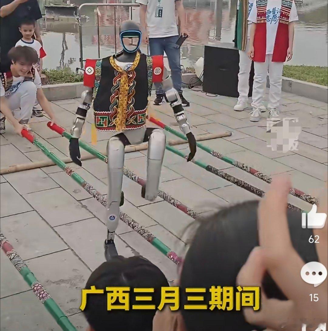 广西三月三爆火的机器人找到了这波科技和民俗的碰撞太有新意了！穿着民族服饰的机器人