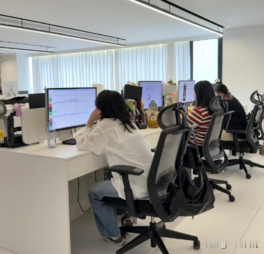 别瞎喝鸡汤了，你以为对于打工牛马来说，努力提升自己的业务、专业能力，做到专精深，