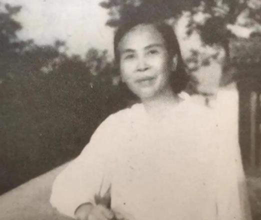 一个女人得知继子在朝鲜牺牲的消息后，瘫坐在椅子上，把报纸攥得稀碎，哭着说了一句话