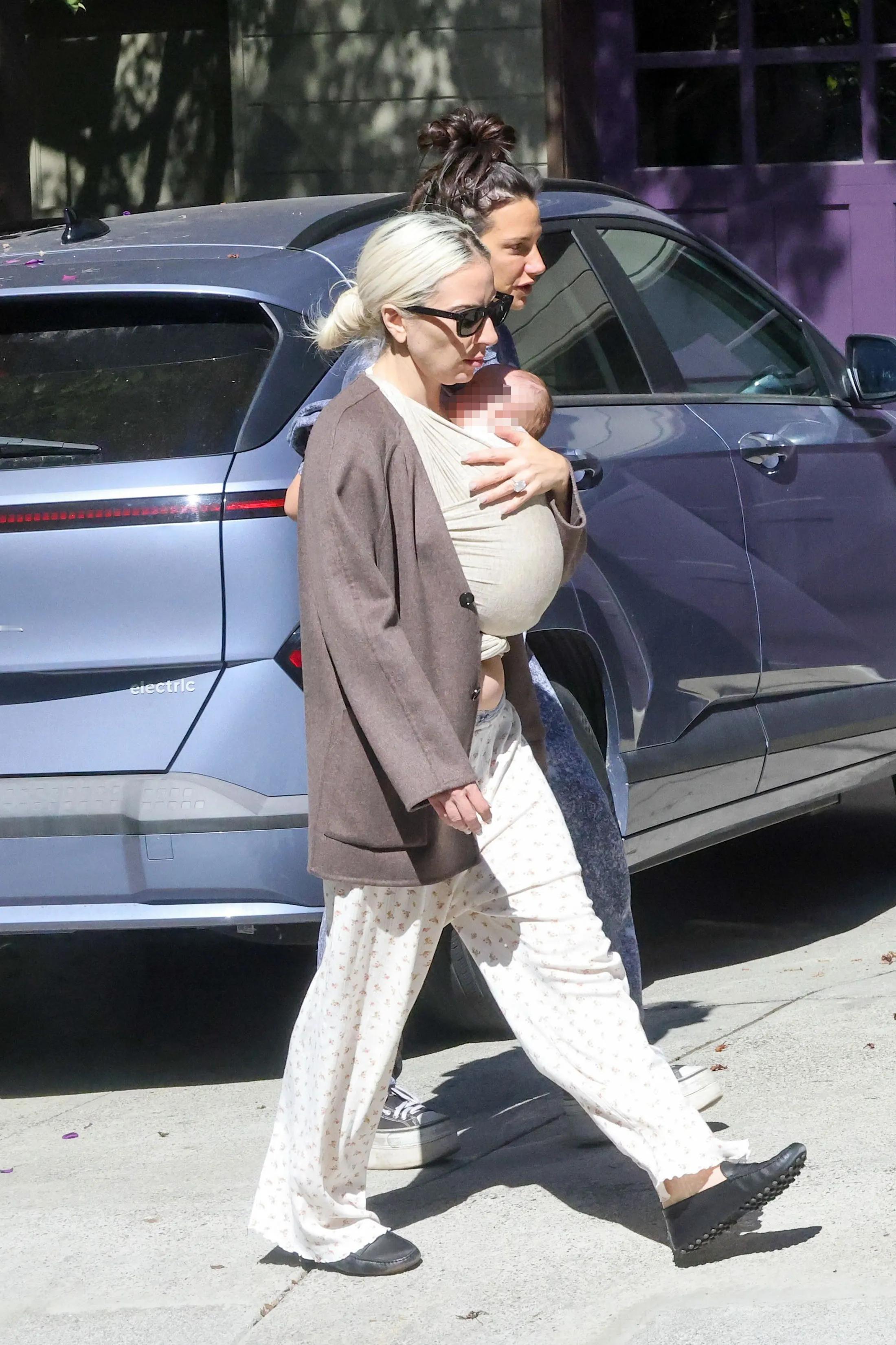 LadyGaga疑似当妈 Wow~~Lady Gaga被拍到怀抱新出生婴儿和未婚