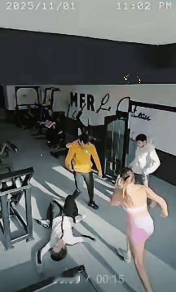 女子和丈夫在健身房健身，不知道什么原因？丈夫和两个男人发生了争执，丈夫正在解释，